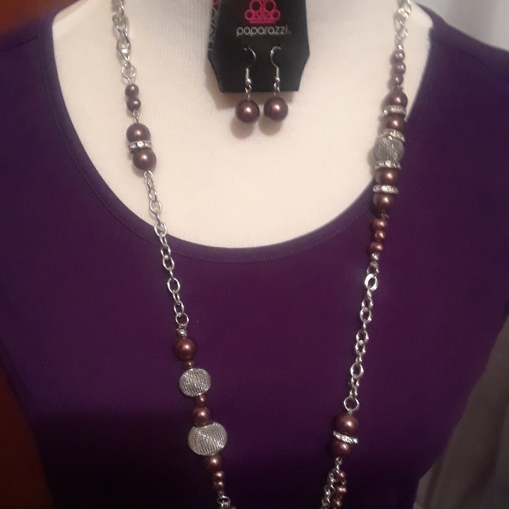 2 Paparazzi Necklaces W/Earrings.